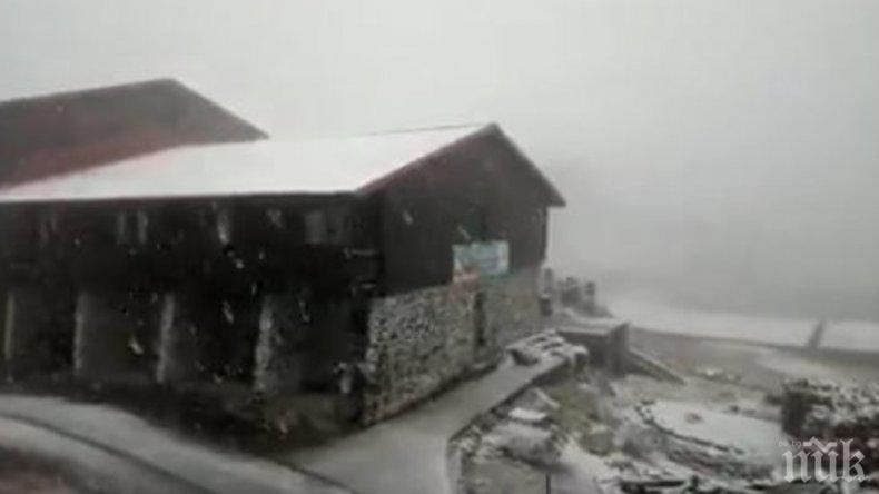Зимата чука на вратата! Падна първи сняг в Румъния (ВИДЕО)