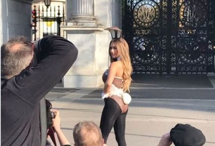 Модел на Playboy стана великденско зайче и показа шоколадови прелести по улиците на Лондон (ВИДЕО 18+)