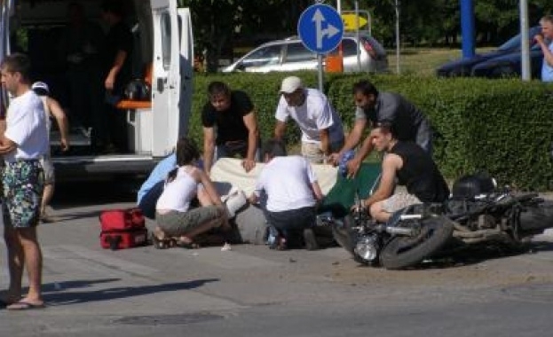 Моторист загина на новото кръгово в Пловдив! Борят се за живота на друг! Кола се обърна по таван на пътя за Марково СНИМКА