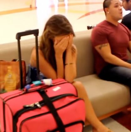 Момиче в чакалнята яде бисквити на пейката, когато непознат мъж взима от същите бисквити-Това, което се случва е невероятно!