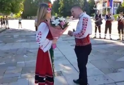 Казанлъчанин поиска по уникален начин ръката на любимата си под взора на Ботев (ВИДЕО)