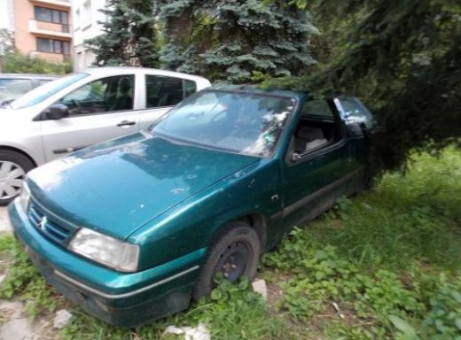 "Баровци": Клошари се ширят в автомобил, паркиран на тротоар (СНИМКА)