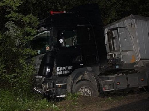 Бургазлия оцеля след скок с ТИР в 15-метрово дере
