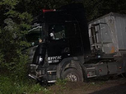 Бургазлия оцеля след скок с ТИР в 15-метрово дере