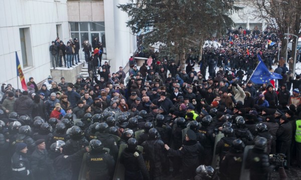 Протестиращи щурмуваха парламента на Молдова