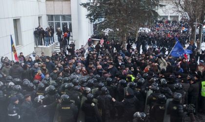 Протестиращи щурмуваха парламента на Молдова