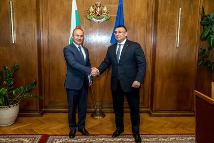 МВР: Министър Младен Маринов и посланикът на Румъния Йон Гъля обсъдиха мерки за облекчаване на трафика през граничните пунктове