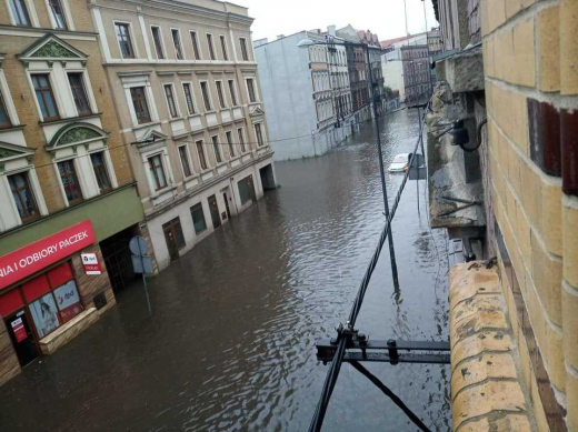 Мощни бури и големи наводнения в Полша