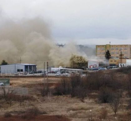 Пожар в Монтана, гори автосервиз (СНИМКИ)