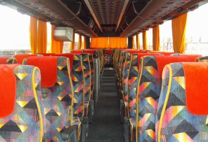 В Сливен: Шофьор на автобус се скара на младежи, но се озова в болница