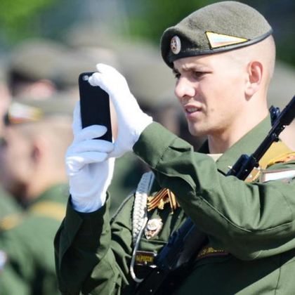 „Известия“: Владимир Путин забрани със закон на военните да ползват смартфони на служба