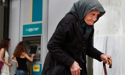 Студен душ за пенсионерите в Гърция, "орязаха" ги с 50%