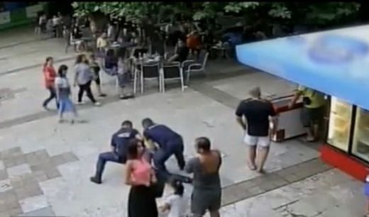 Брутална гавра! Полицаи унижиха инвалид, влачиха го по пода и му извадиха протезата (СНИМКИ)