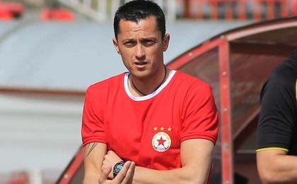 Янев носил фланелка с номер 8 в чест на Стоичков