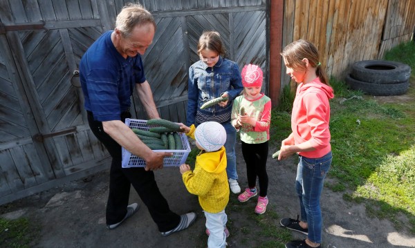 Брюксел зове бизнеса да не трови децата с храни и алкохол