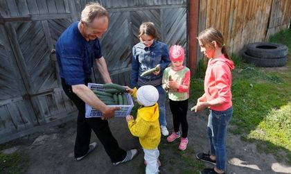 Брюксел зове бизнеса да не трови децата с храни и алкохол