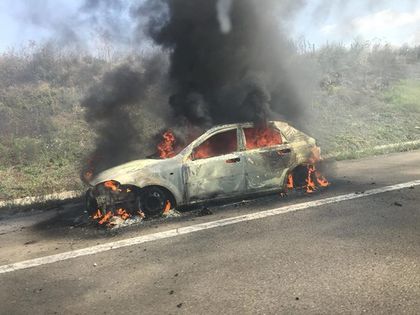 Такси гори на пътя Бургас-Созопол. Има голяма тапа