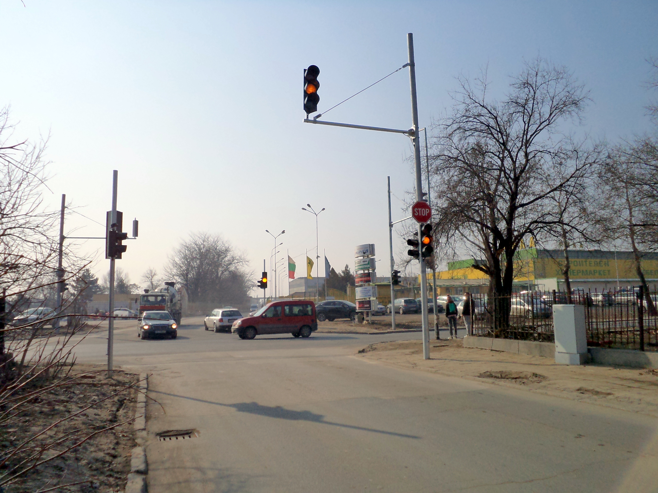 Дачия мина на червено и отнесе пешеходка в Пловдив, пострадалата е в болница