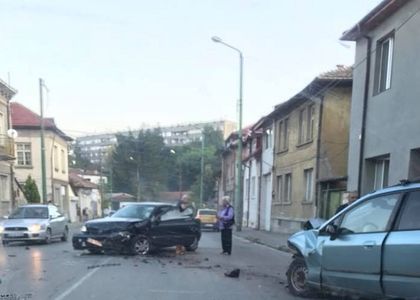 Назаем от Gabrovo news: Пиян шофьор се разби в кола в Габрово.