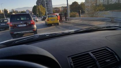 СНИМКА: Лек автомобил се обърна на моста на