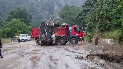 Кално свлачище затрупа част от пътя в Кресненското дефиле СНИМКИ