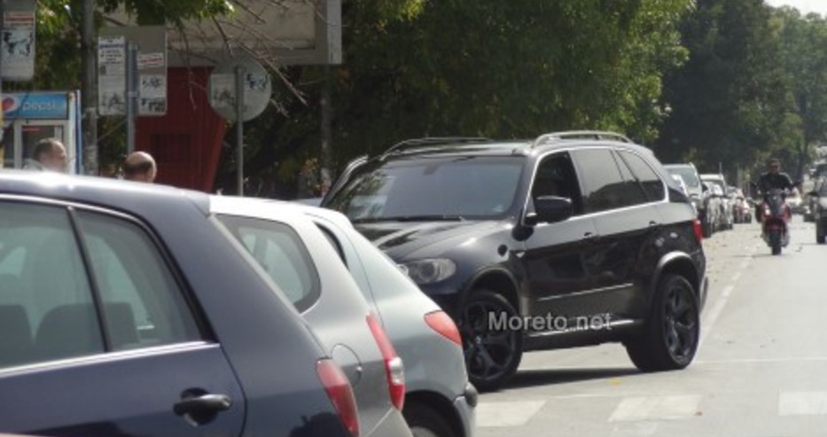 Предупреждават неправилно паркиралите на варненската ул.”Мир”