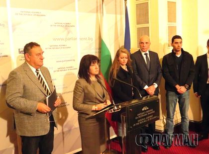 Караянчева се закани след критиките за корупция в строителството: Клеветата може да влезе в Наказателния кодекс