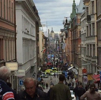 Камион се вряза в пешеходци на улица в Стокхолм, има ранени
