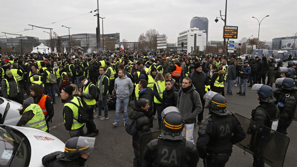 57 арестувани на протеста на „жълтите жилетки” в Париж