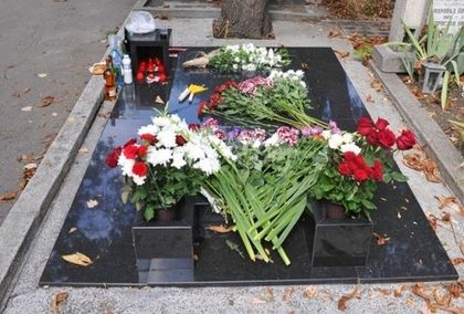 Мерзост! Оскверниха грозно гроба на Главния! Откраднаха баничка и уискито му (СНИМКИ)