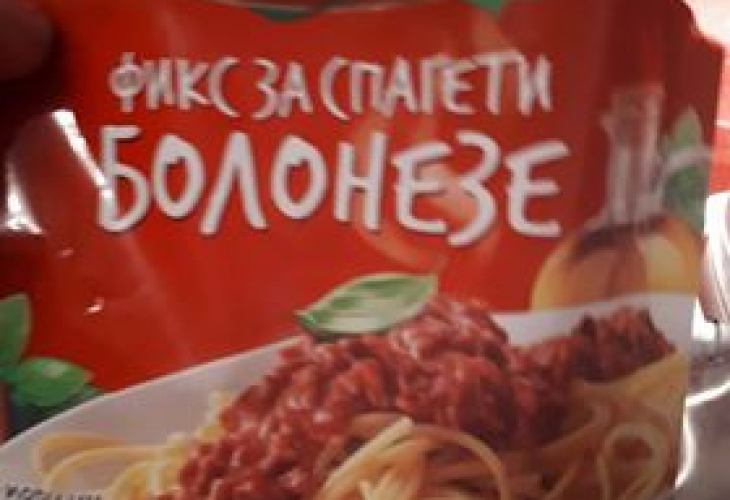 Перничанка изригна гневно след гадорията, която откри в соса си за спагети (СНИМКИ)