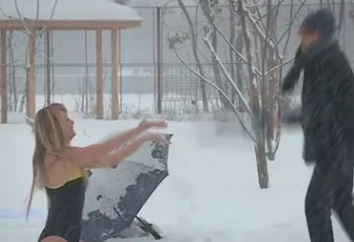 Какво прави тази руса пловдивчанка по бански в снега? (ВИДЕО)