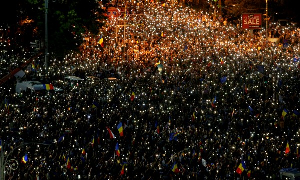 Втора вечер на протести в Румъния: Хиляди на улицата!