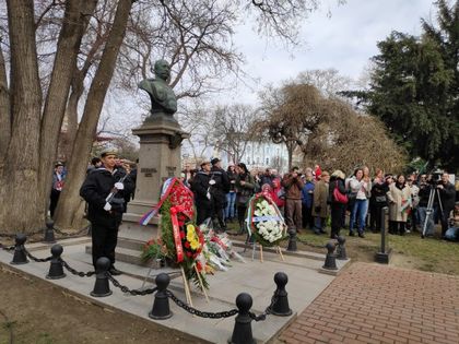 Варна: С минута мълчание и падане на колене пред Мемориала в Морската градина стотици граждани се преклониха пред загиналите украински воини