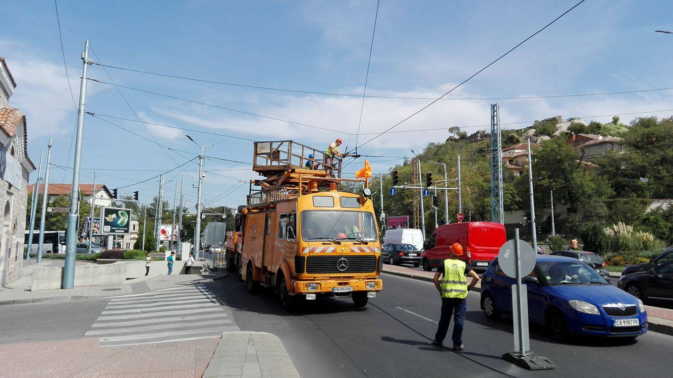 Демонтират едновременно и в работни дни тролейбусните жици на двете най-големи кръстовища в Пловдив СНИМКИ