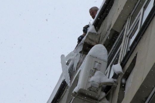 Леден къс окървави столичанка!