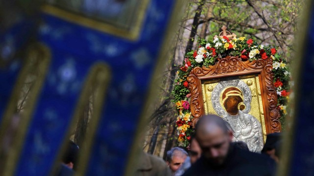 Хиляди хора се поклониха пред чудотворната икона на Света Богородица в Бачково