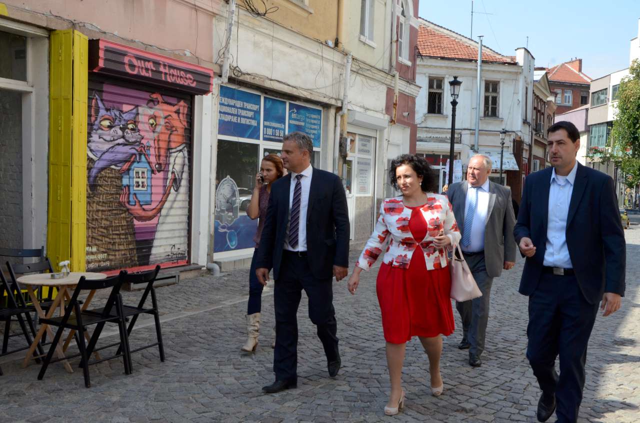 Иван Тотев разходи министър Танева в Капана (СНИМКИ)