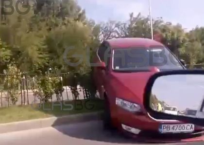ВИДЕО: Зрелищна катастрофа в Пловдив! Шкода яхна мантинелата в Кършияка