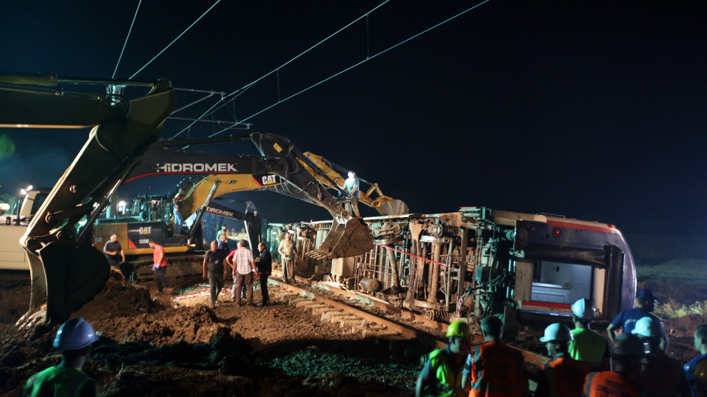 Членове на семейството на български гражданин са сред загиналите във влаковата катастрофа в Турция