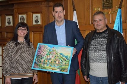 Пловдив: Деца от българско училище в Гърция подариха специален подарък на кмета Иван Тотев