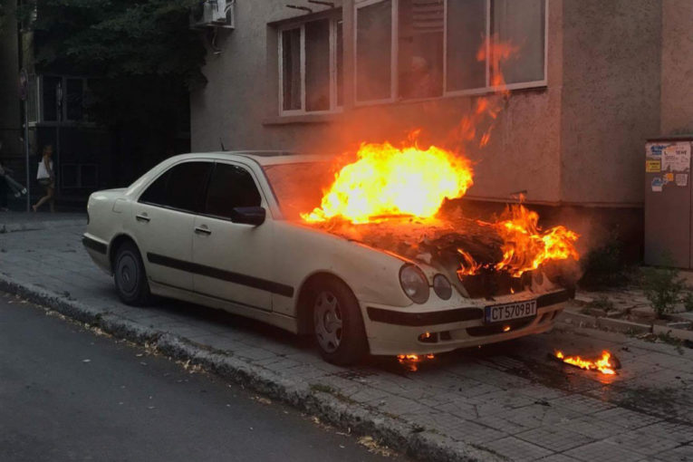 Лек автомобил пламна в Якоруда