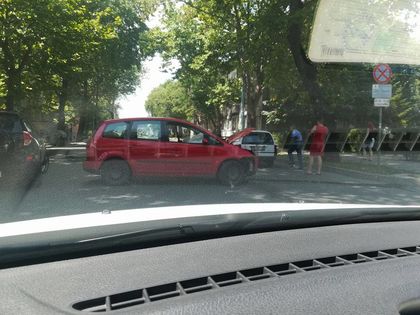 Катастрофа до Военна болница запуши булевард "Христо Ботев" (СНИМКИ)