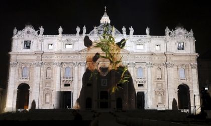 С уникално светлинно шоу папата откри Юбилей 2015