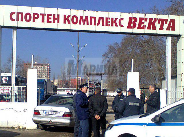 От трети опит: Общината си взе с полиция стадион „Векта” (СНИМКИ)