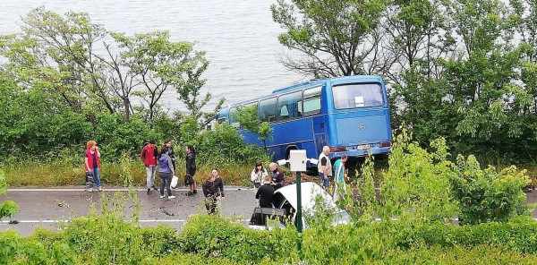 Зверско меле край Созопол! Автобус едва не падна в Черно море! (СНИМКИ)