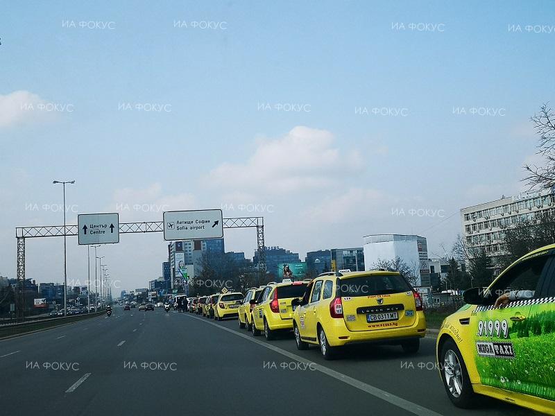 София: Шествието на таксиметровите шофьори тръгна по бул. „Цариградско шосе“ в посока центъра на града