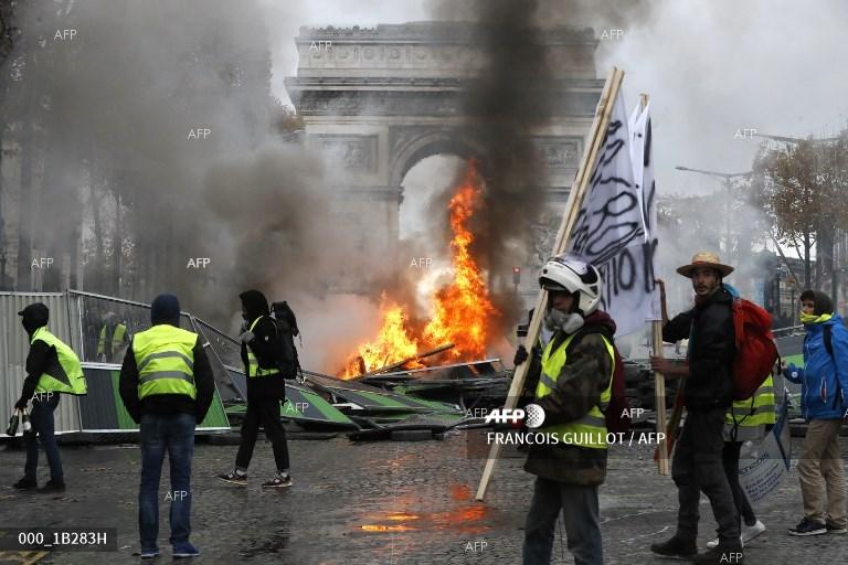 AFP: Избухнаха сблъсъци в Париж по време на протестите срещу политиката на президента Еманюел Макрон