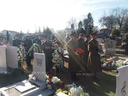С военни почести и гвардейски духов оркестър бе изпратен Красимир Узунов