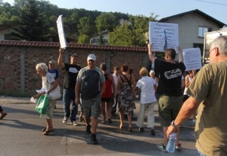 Кон се вряза в протестиращи край Владая и стана страшно